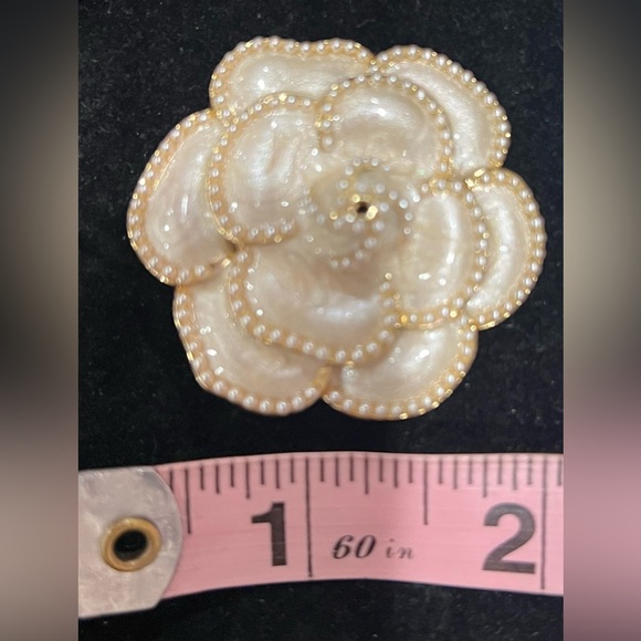 Camellia flower brooche - Picture 2 of 2